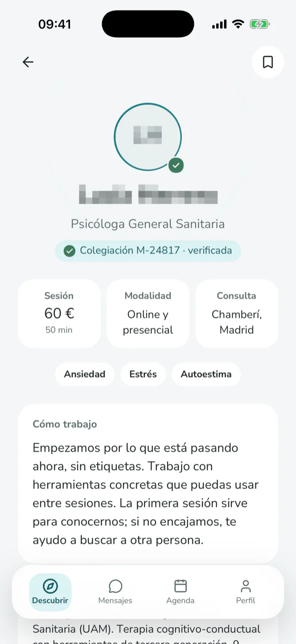 Pantalla de l’app: perfil d’una psicòloga amb el número de col·legiació verificat, preu, modalitat i manera de treballar.